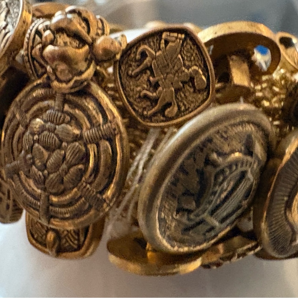 Vintage Bracelet*Stretch Goldtone Button Bracelet with Intricate Designs - Picture 5 of 8